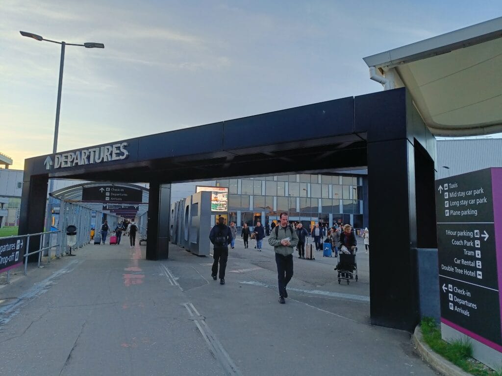 Exterior de la terminal del aeropuerto de Edimburgo