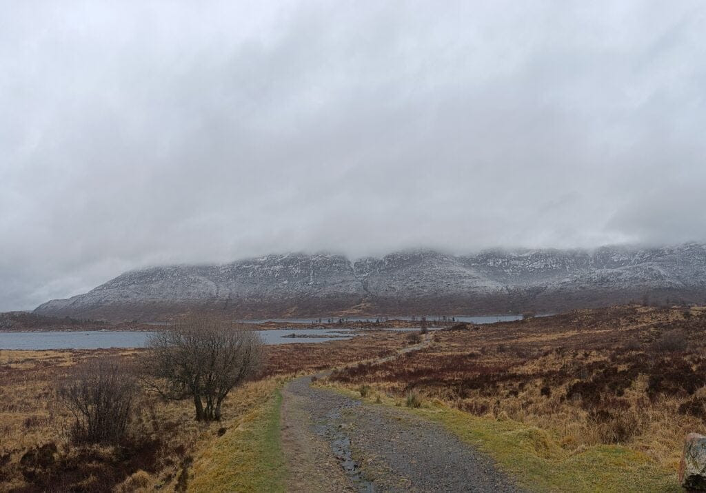 Paisaje-Valle-Glen-Shiel-Highlands Loch Cluaney en el Valle de Glen Shiel