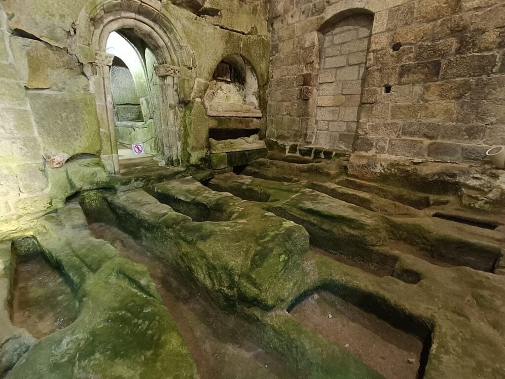 Sepulcros Monasterio San Pedro de Rocas