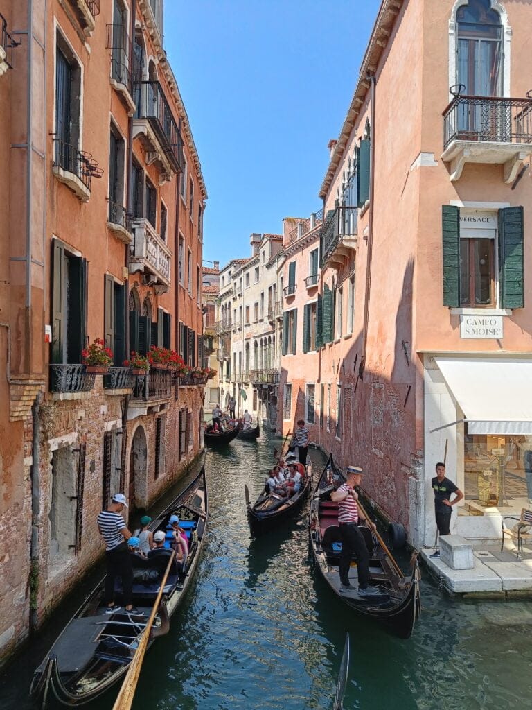 Góndolas canales Venecia
