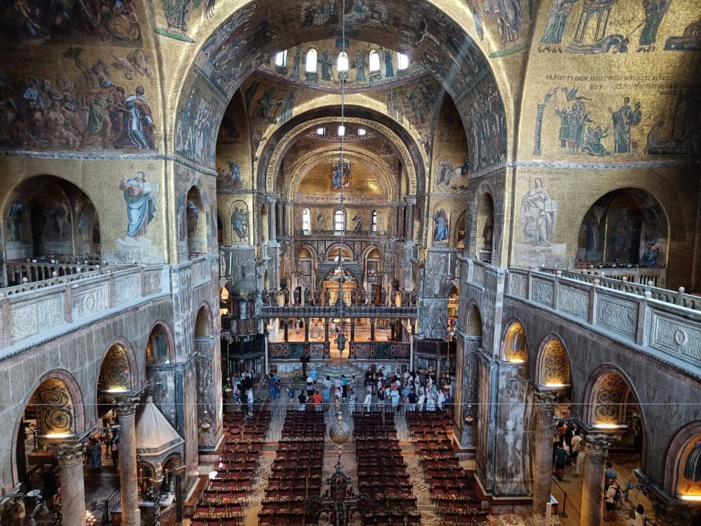 Interior Basílica Museo San Marcos