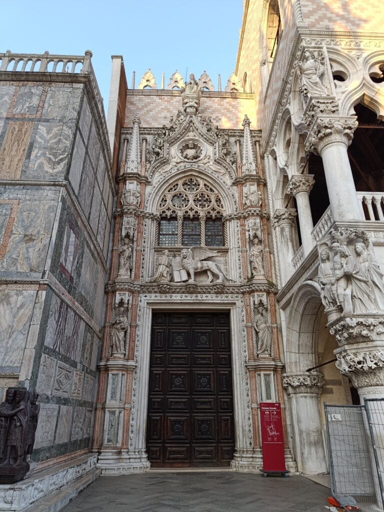 Puerta de la Carta Palacio Ducal Venecia