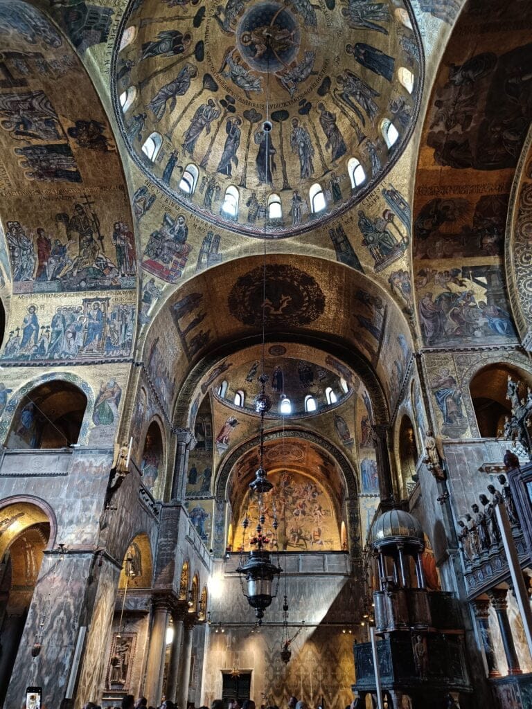 Interior Basílica San Marcos