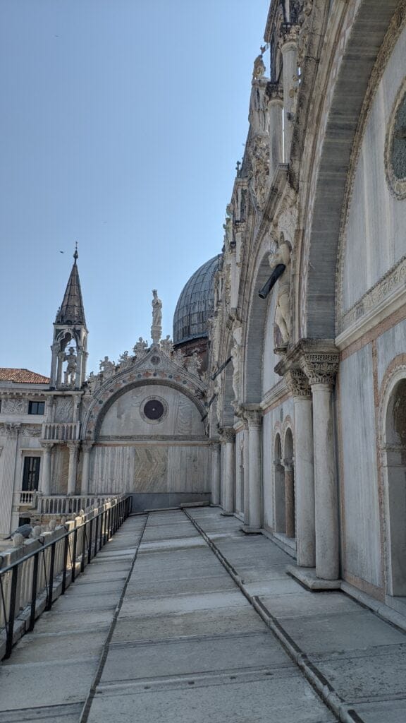 Terraza Basílica San Marcos
