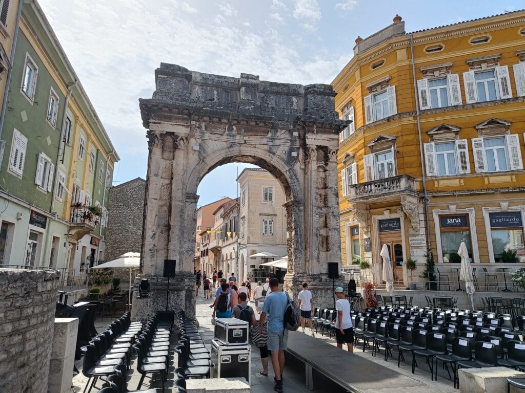 Qué ver en Pula, Croacia: Arco de los Sergios