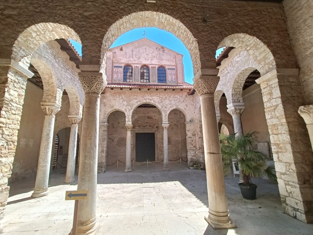 Atrio Basílica Eufrasiana Porec