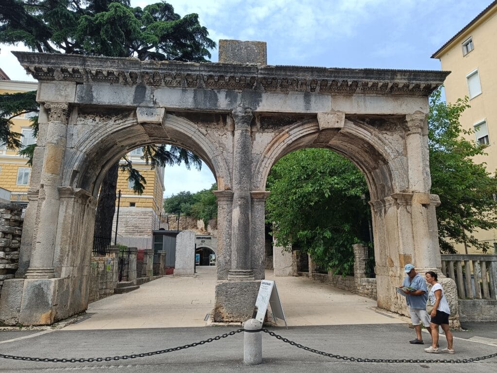 Puertas gemelas o Puerta Dorada