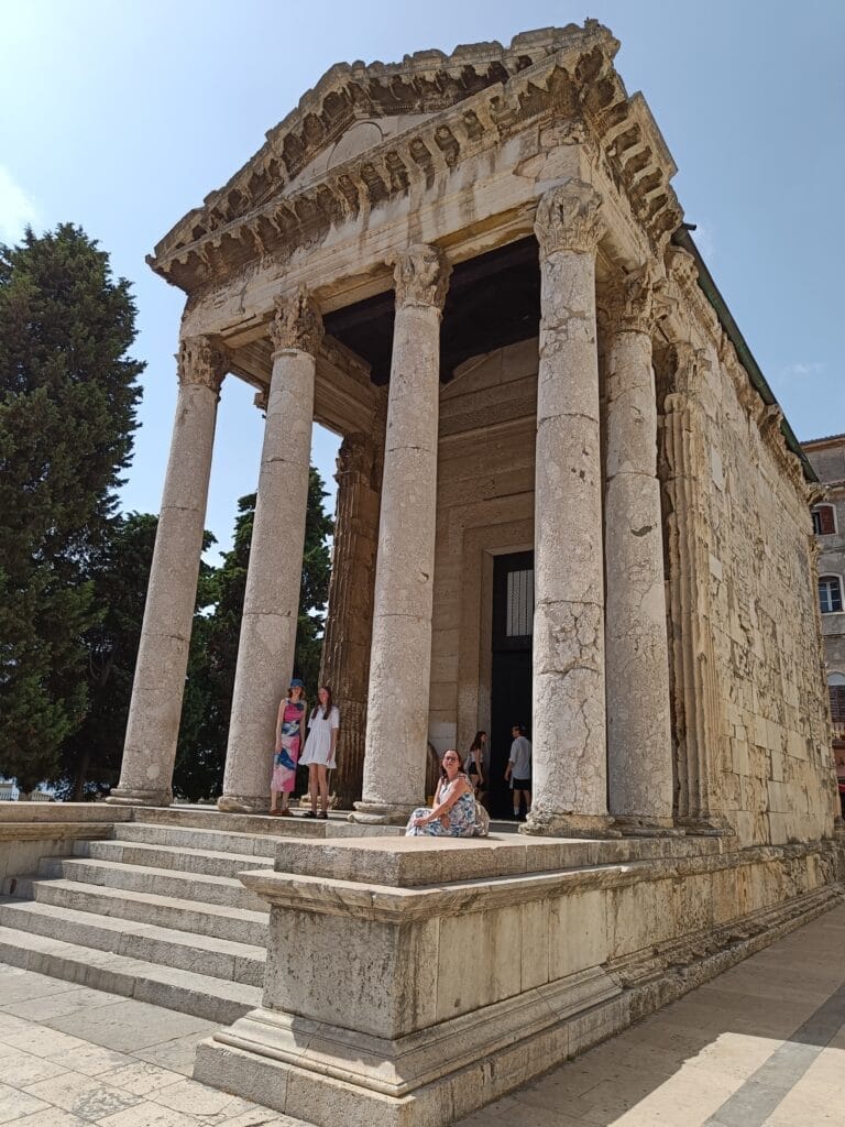 Templo de Augusto, uno de los mejores lugares que ver Pula, Croacia