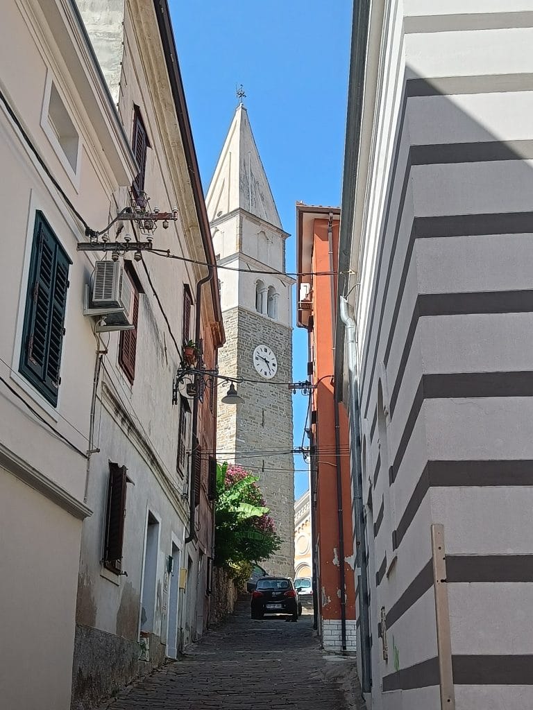 Qué ver en Izola: campanario de la iglesia de San Mauro