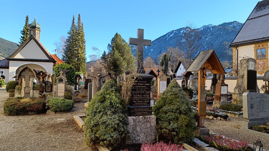 Oberammergau que ver cementerio Iglesia San Pedro y San Pablo