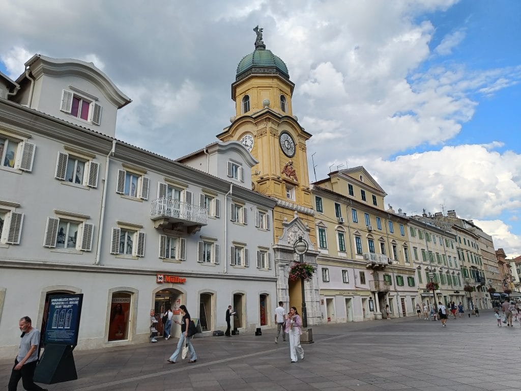 Torre del Reloj en la calle Korzo Rijeka