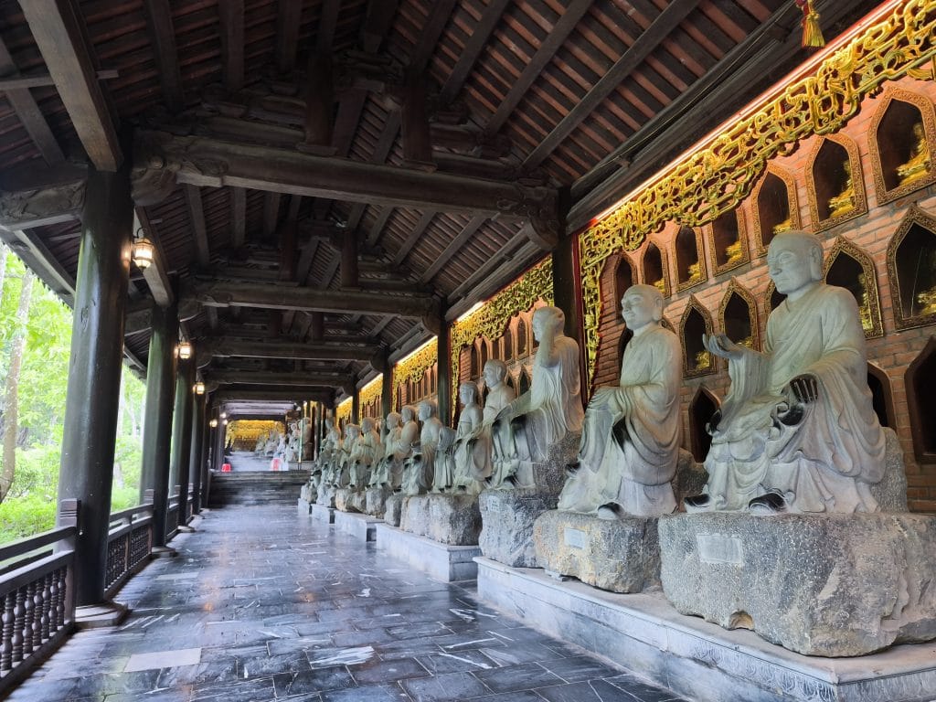 Corredor Arhats Bai Dinh Pagoda