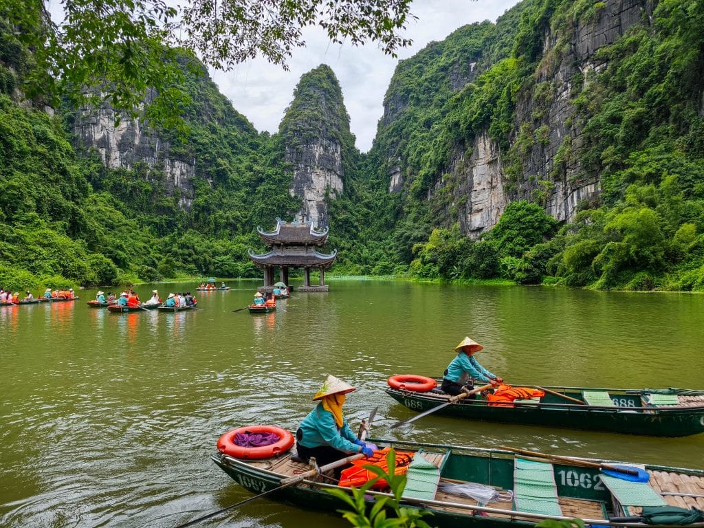 Trang An pagoda en el agua Palacio Vu Lam