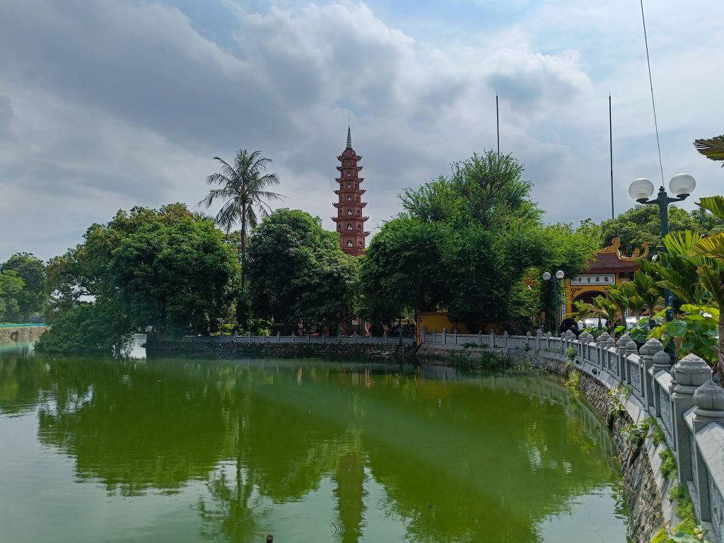 Qué ver en Hanoi en 2 días Pagoda Tran Quoc